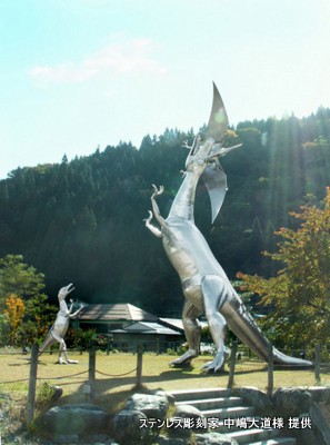 ステンレス彫刻家　中嶋大道さん　道の駅　小谷の恐竜像