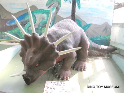 ジャパンスネークセンターの恐竜像