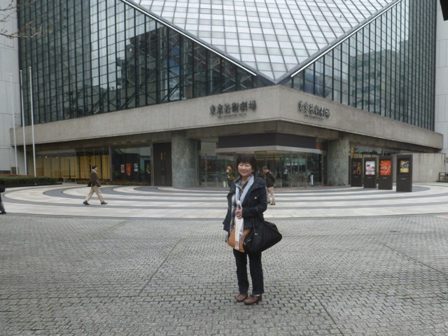 東京芸術劇場前