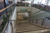 那覇空港での　プロペラ機の搭乗入り口への階段