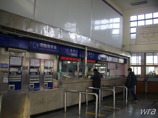 台鐵岡山站售票口