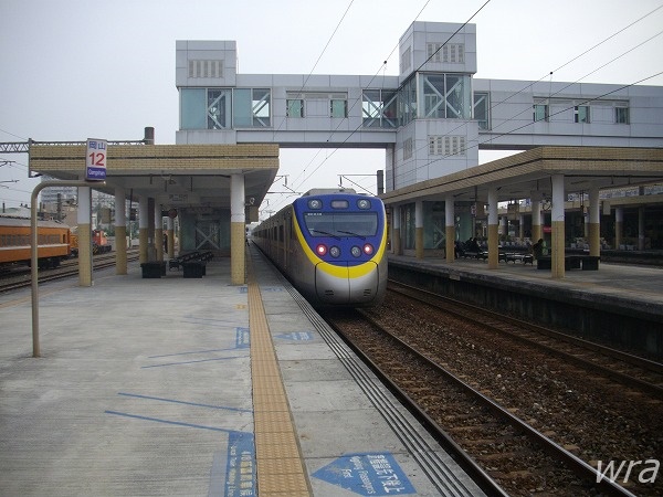EMU800區間車出發岡山站月台