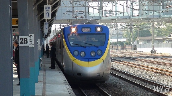 台鐵EMU800型區間車等出發在苗栗站