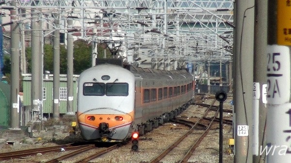 台鐵E1000型回送A151次通過竹南站