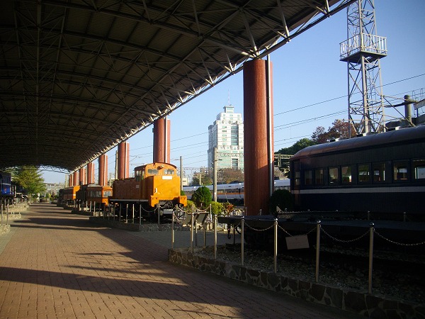 TEMU1000型太魯閣列車通過苗栗站,拍攝從苗栗鐵道文物館