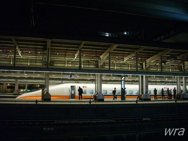 左営駅に停車中の台湾高鐵700T形